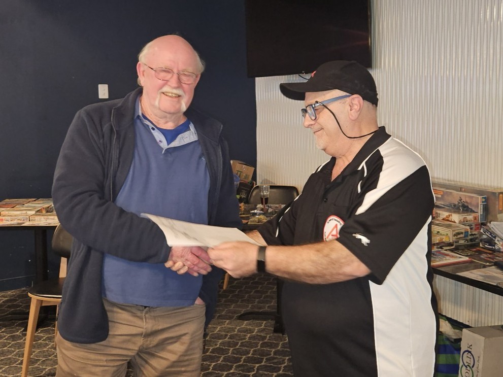 Carlo Piscicelli presents the First place gift certificate to Allan Johnson